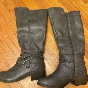 New women’s grey-tonal sugar Trever boots size 6m